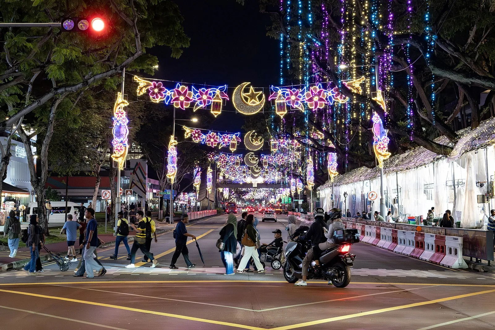 Decorações iluminadas de Hari Raya e peões em Geylang Serai