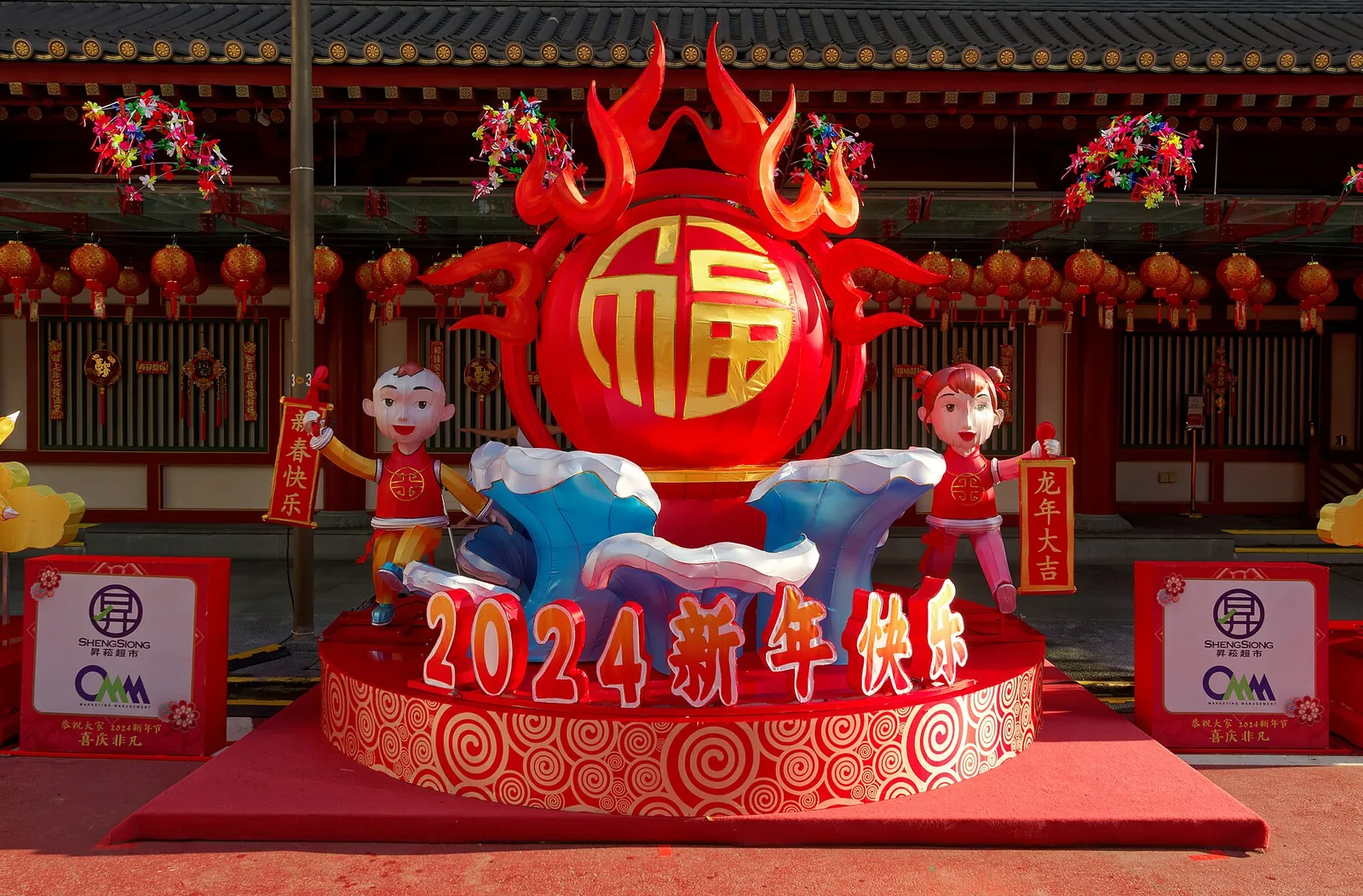 Decoração vermelha de Ano Novo Chinês no exterior de um templo de Chinatown em Singapura