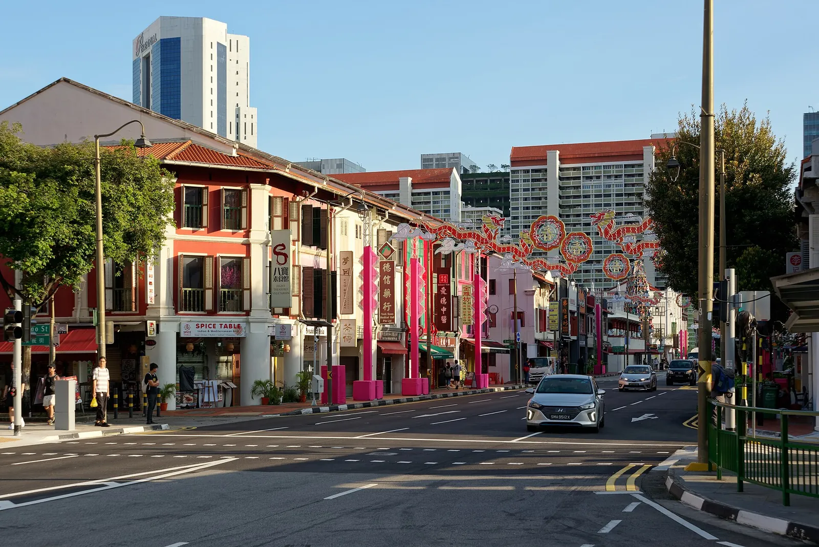 Edifícios históricos de South Bridge Road com decorações de rua do Ano Novo Chinês