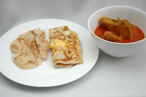Obyčejná roti prata a vaječná prata s miskou kuřecího kari