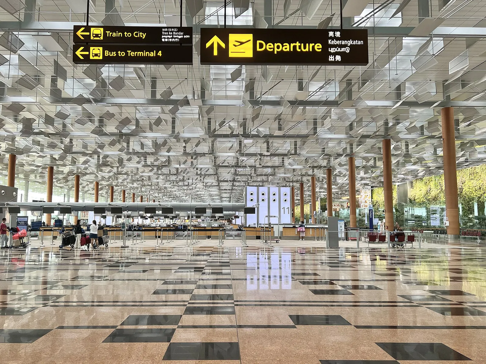 Luminosa sala dell'aeroporto di Changi con indicazioni per partenze e trasporti