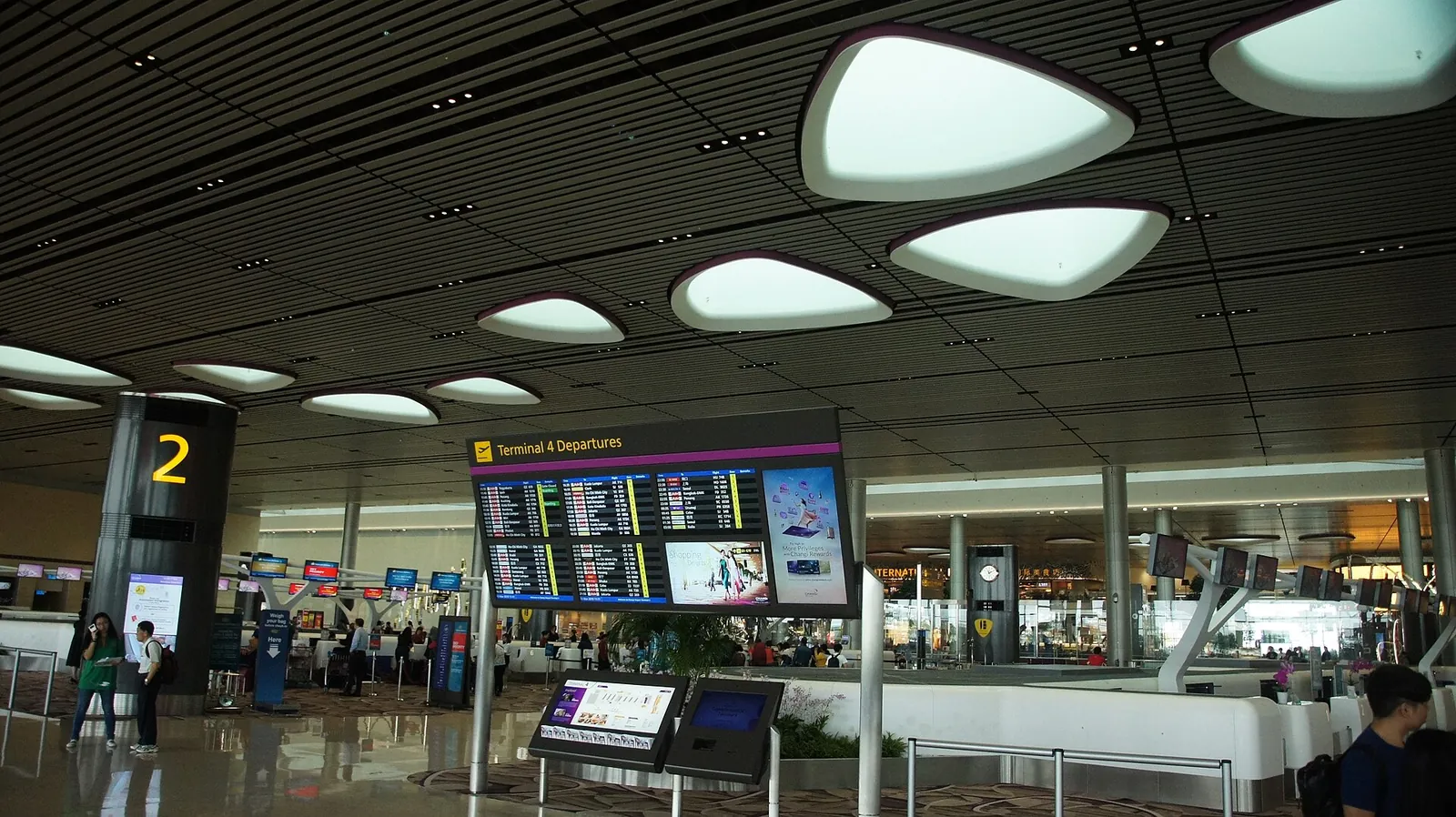 Schermo informazioni voli nella sala partenze di Changi Airport Terminal 4