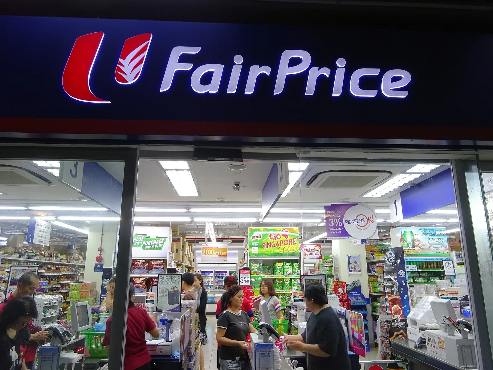 Clients entrant dans un supermarché FairPrice éclairé à Lavender, Singapour