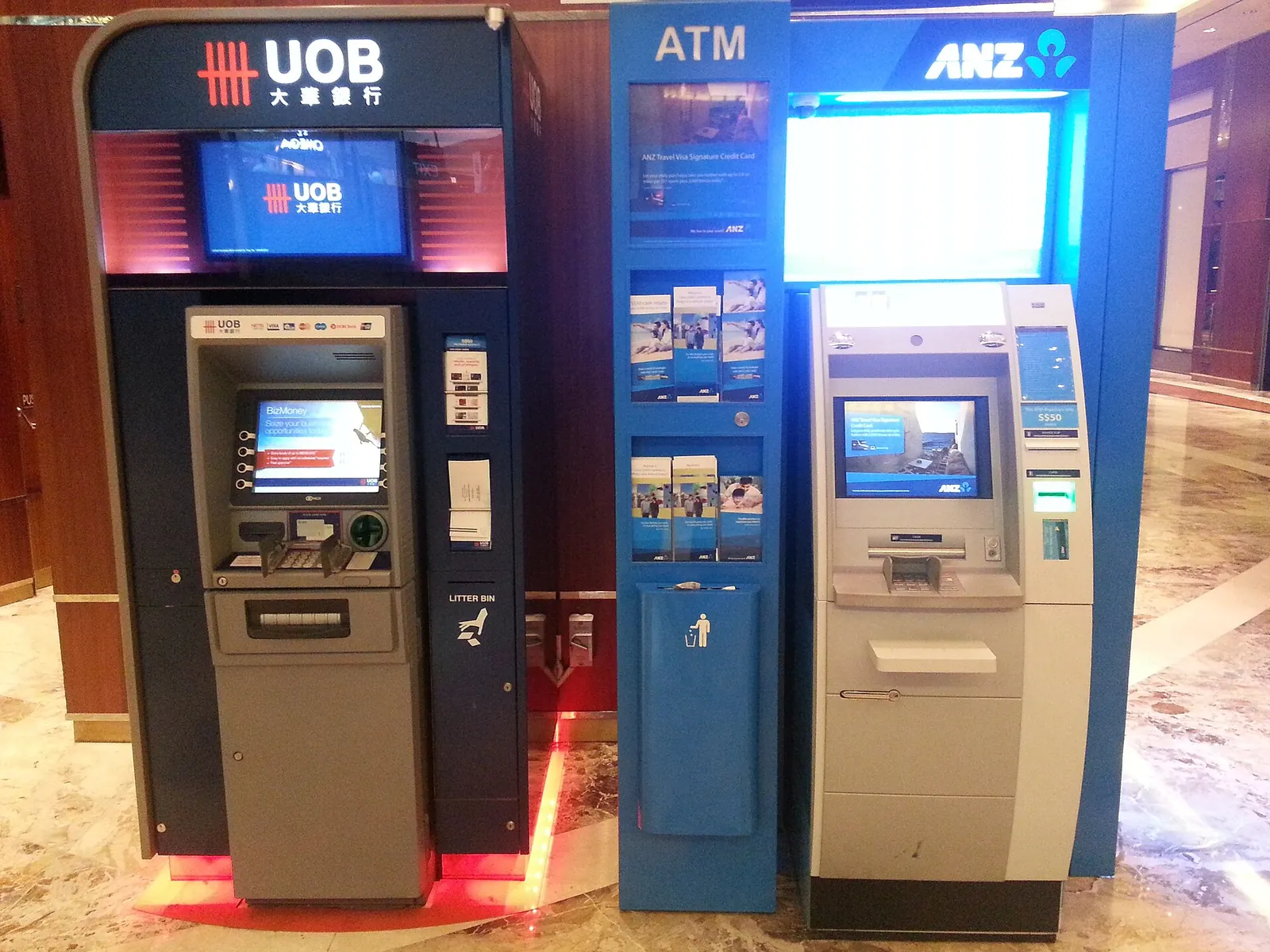 Rangée de distributeurs bancaires à l’intérieur à Singapour