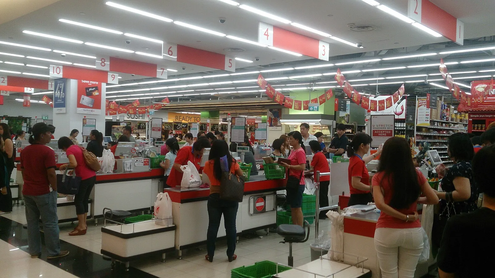 Clients et caissiers aux caisses d’un supermarché à Singapour
