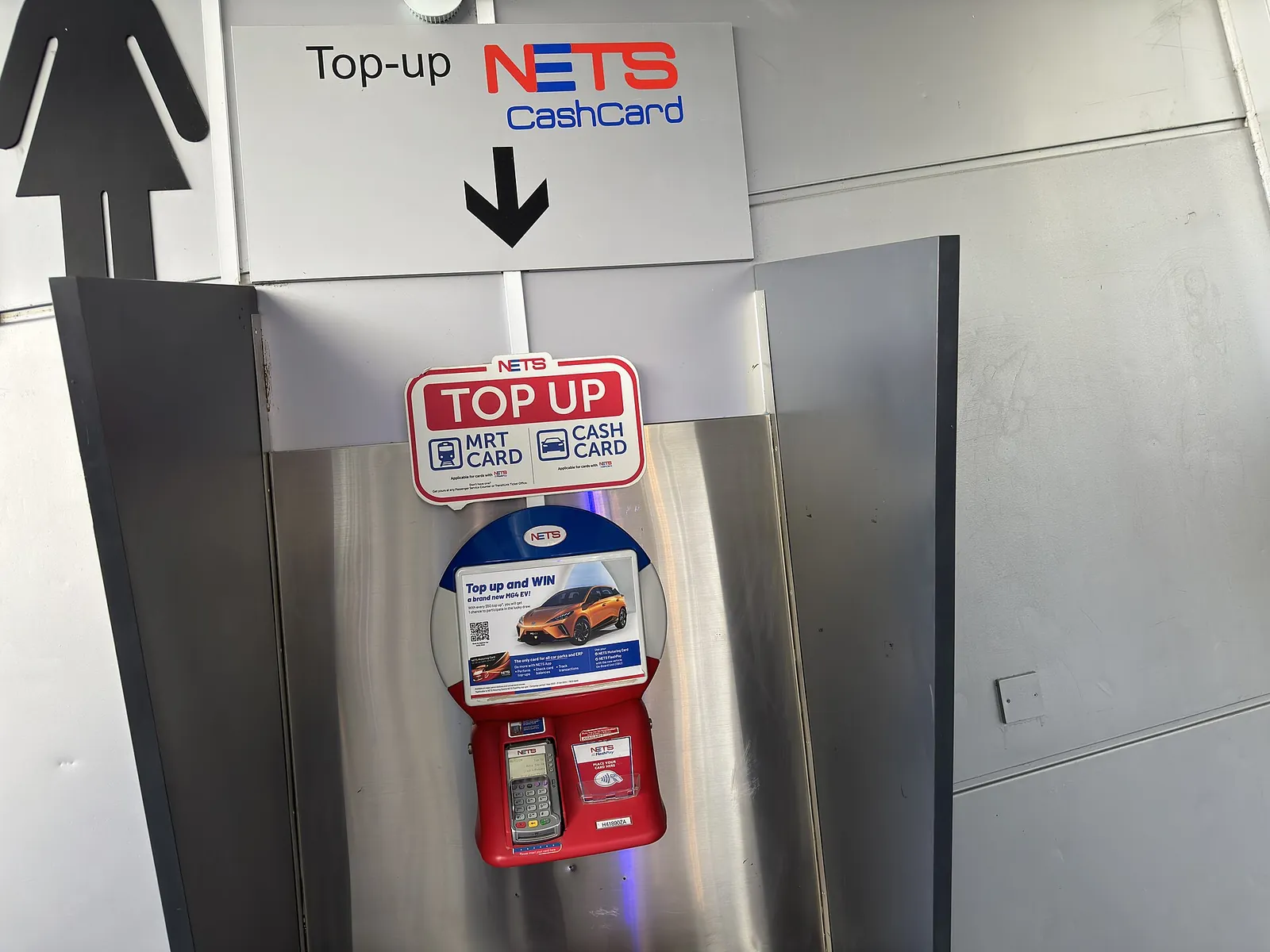 Machine de recharge NETS près de panneaux à Singapore Expo