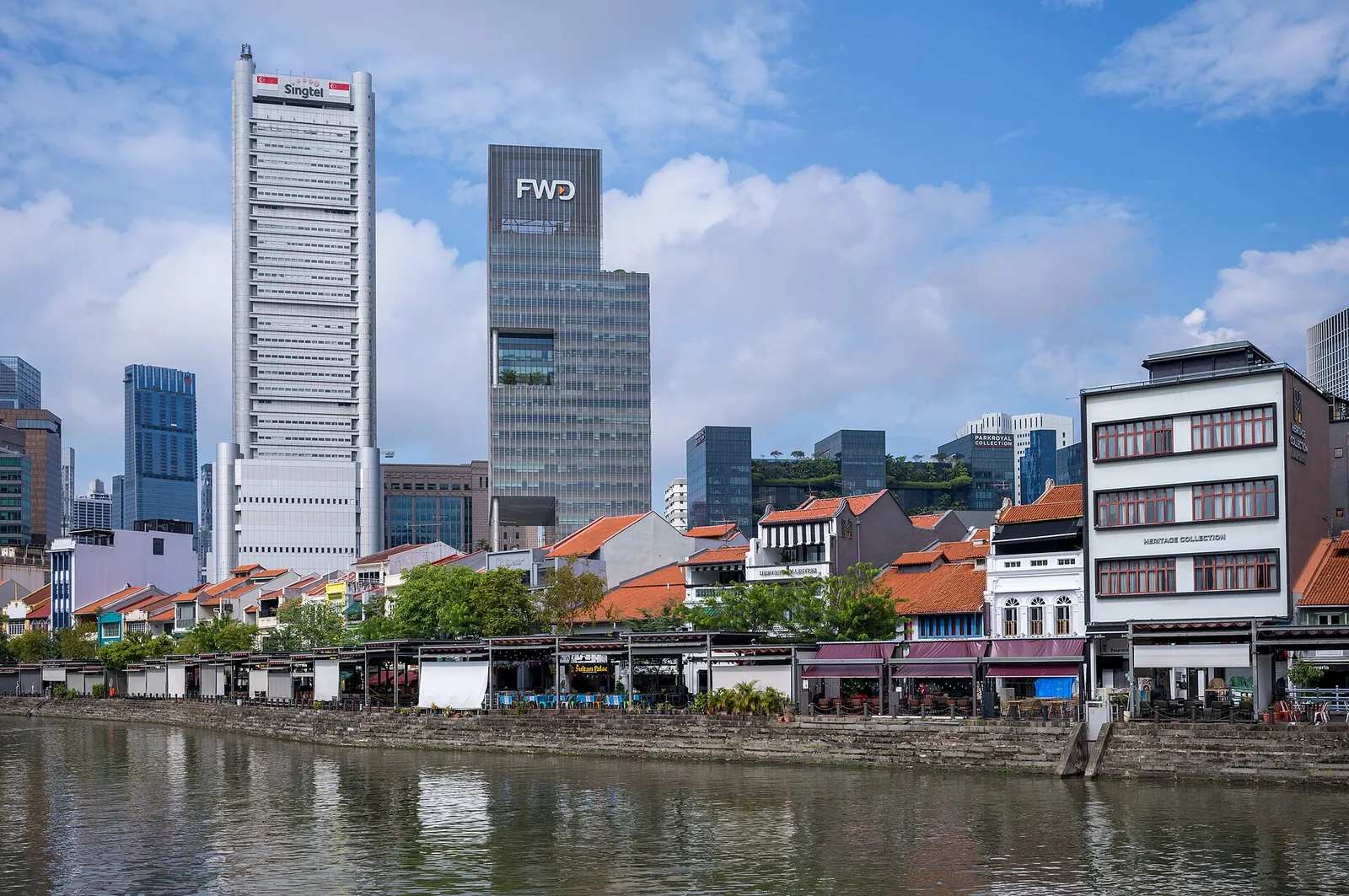 Boat Quay-shophouses og tårn speiler seg i Singapore River