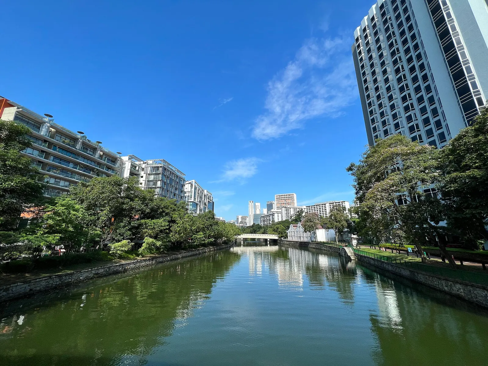 Singapore River og bygninger ved Robertson Quay i dagslys