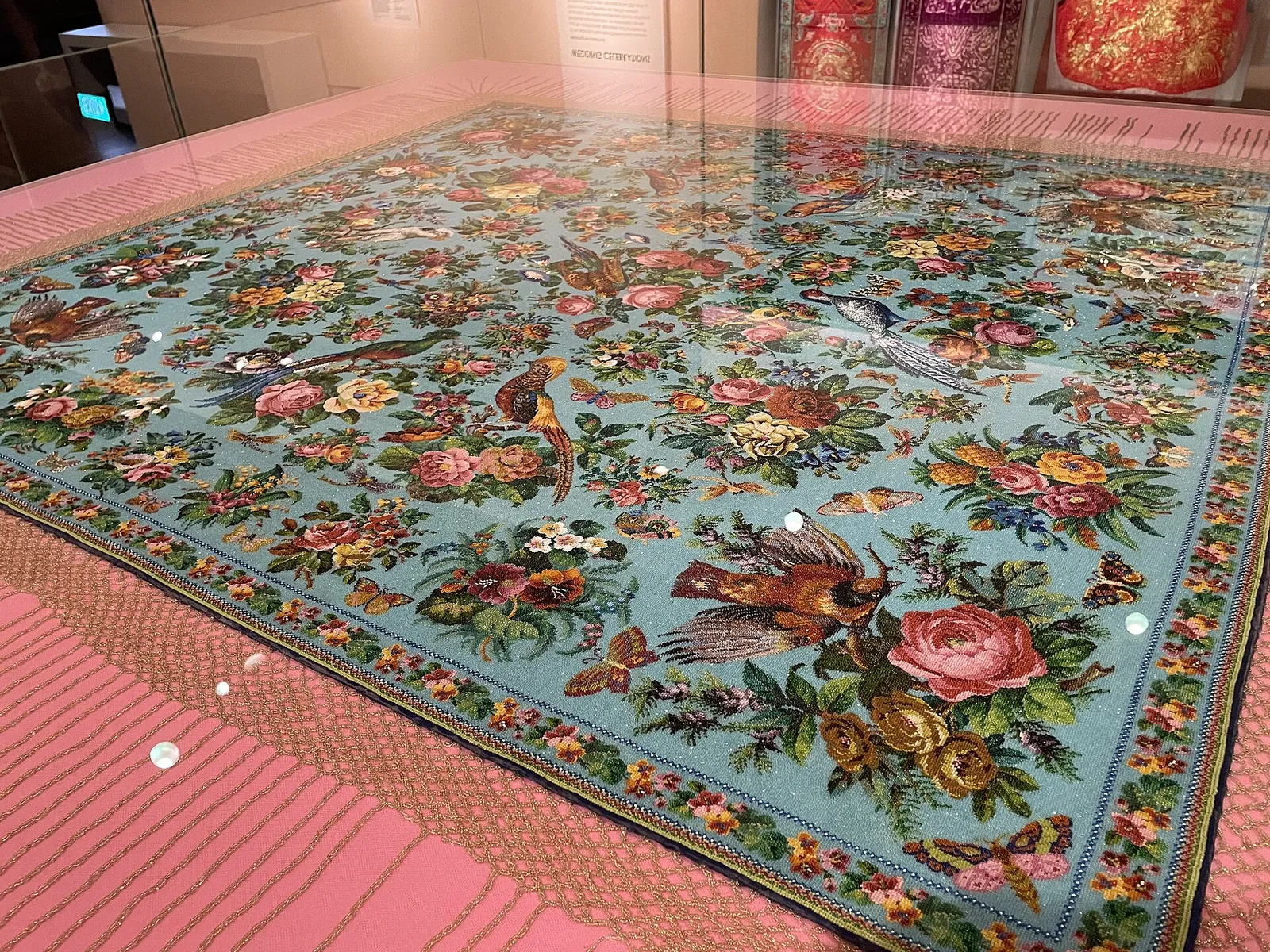 Textilie s květinovým vzorem vystavená v Peranakan Museum