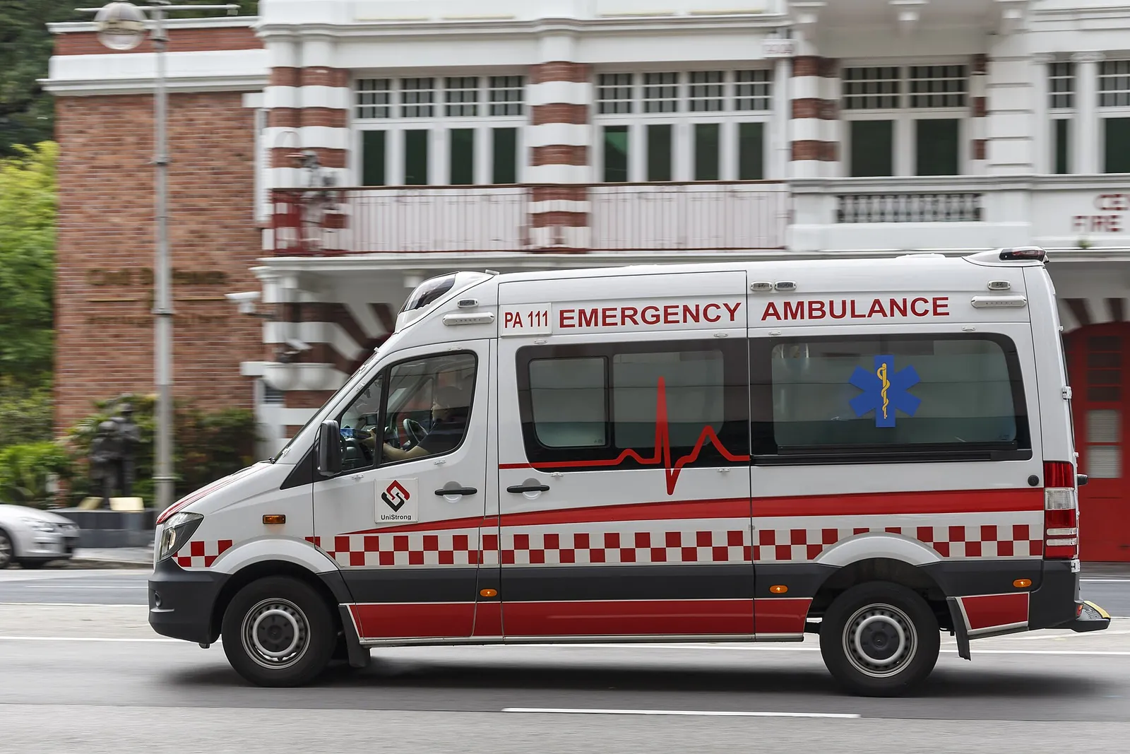 Ein Notfallkrankenwagen fährt an der Central Fire Station in Singapur vorbei