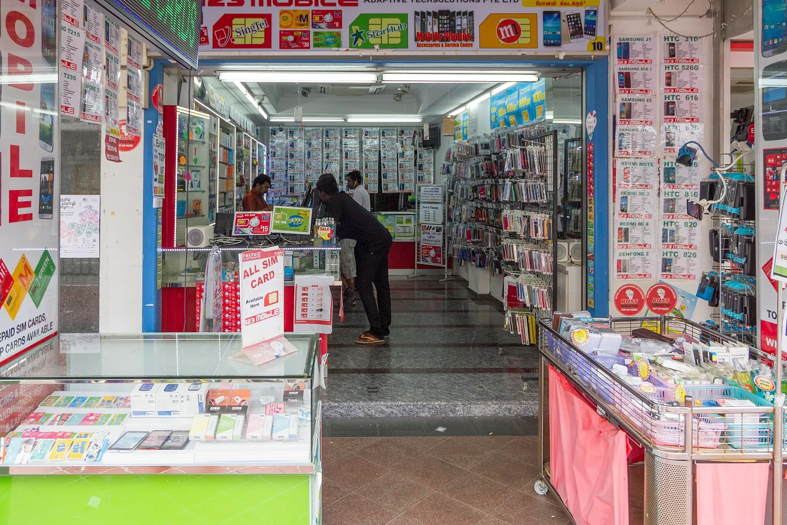 Teléfonos y accesorios expuestos en una tienda de móviles de Singapur