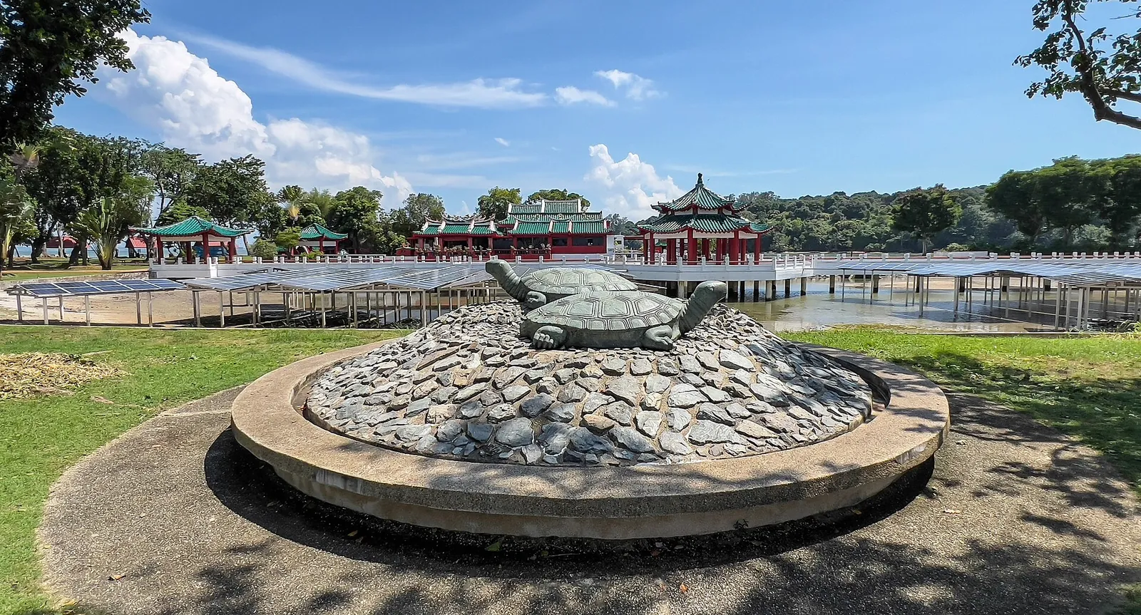 Želví socha a upravené nábřeží Kusu Island
