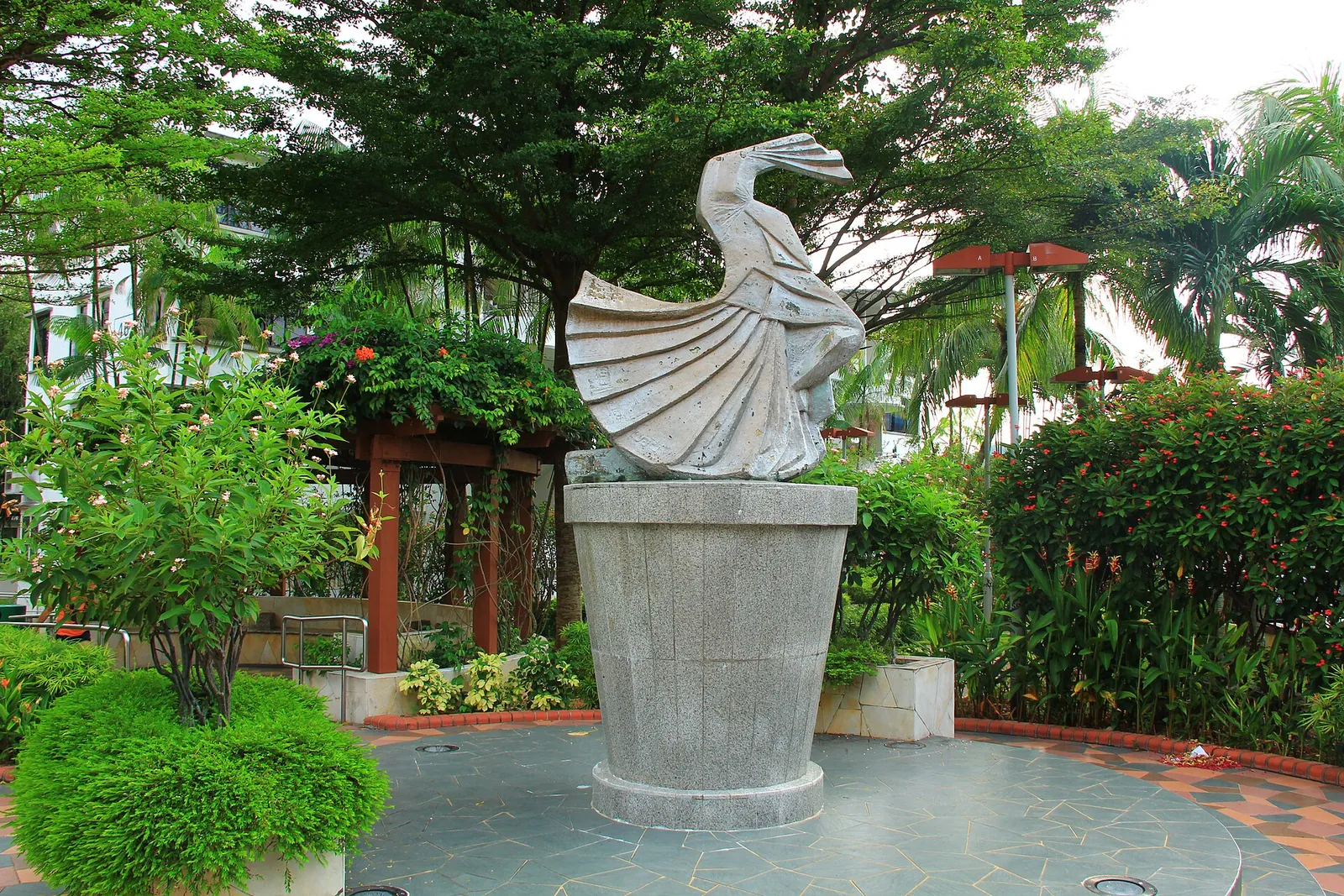Bäume und Dancing-Girl-Skulptur im Seng Poh Garden