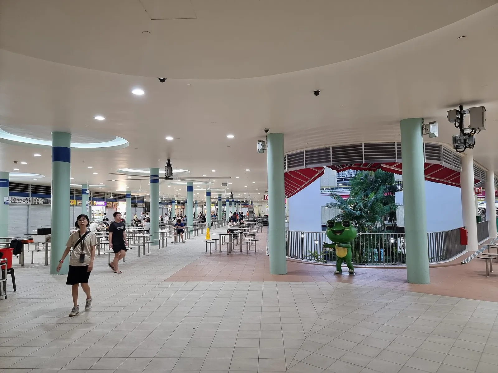 Tische und Essensstände im Gastronomiebereich des Tiong Bahru Market