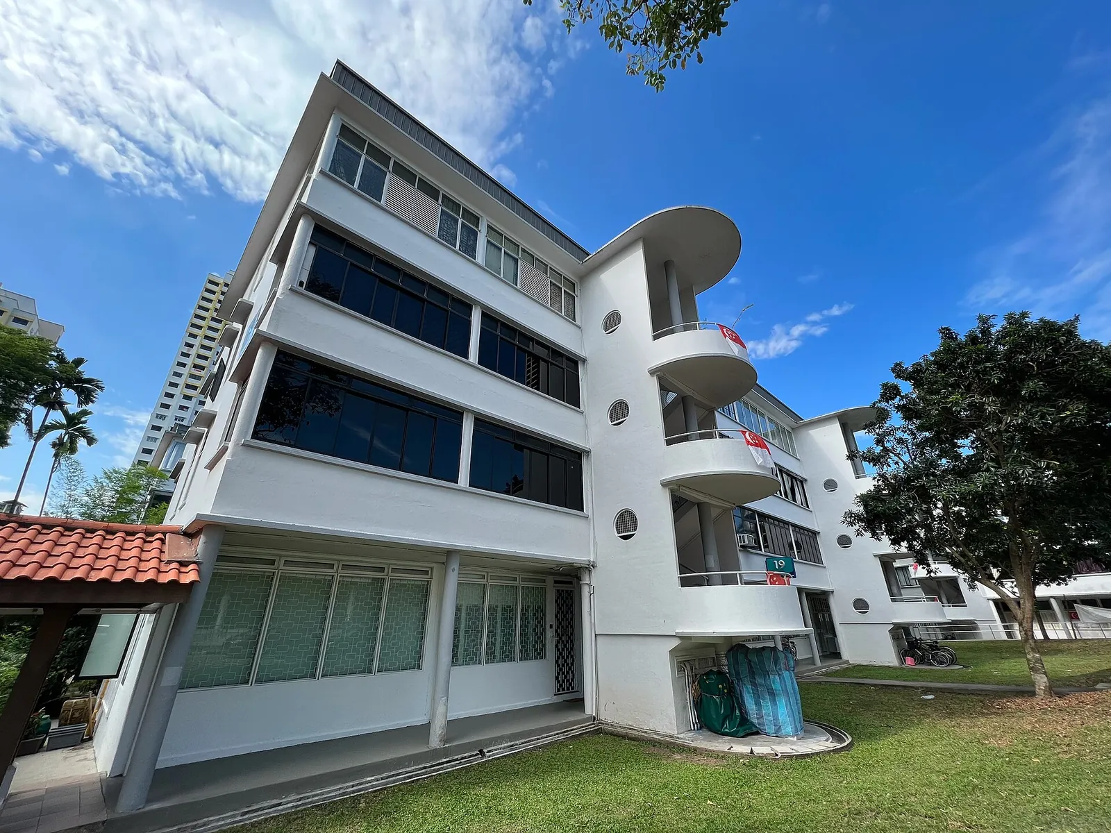 Niedrige Wohnbauten entlang der Tiong Bahru Road