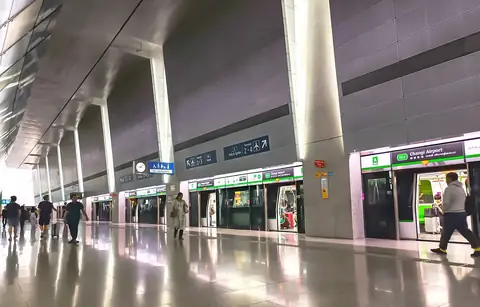 Banchina MRT dell'aeroporto di Changi sotto un alto tetto curvo