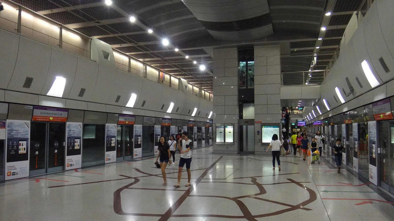 Perrondeuren en passagiers in MRT-station Kovan in Singapore