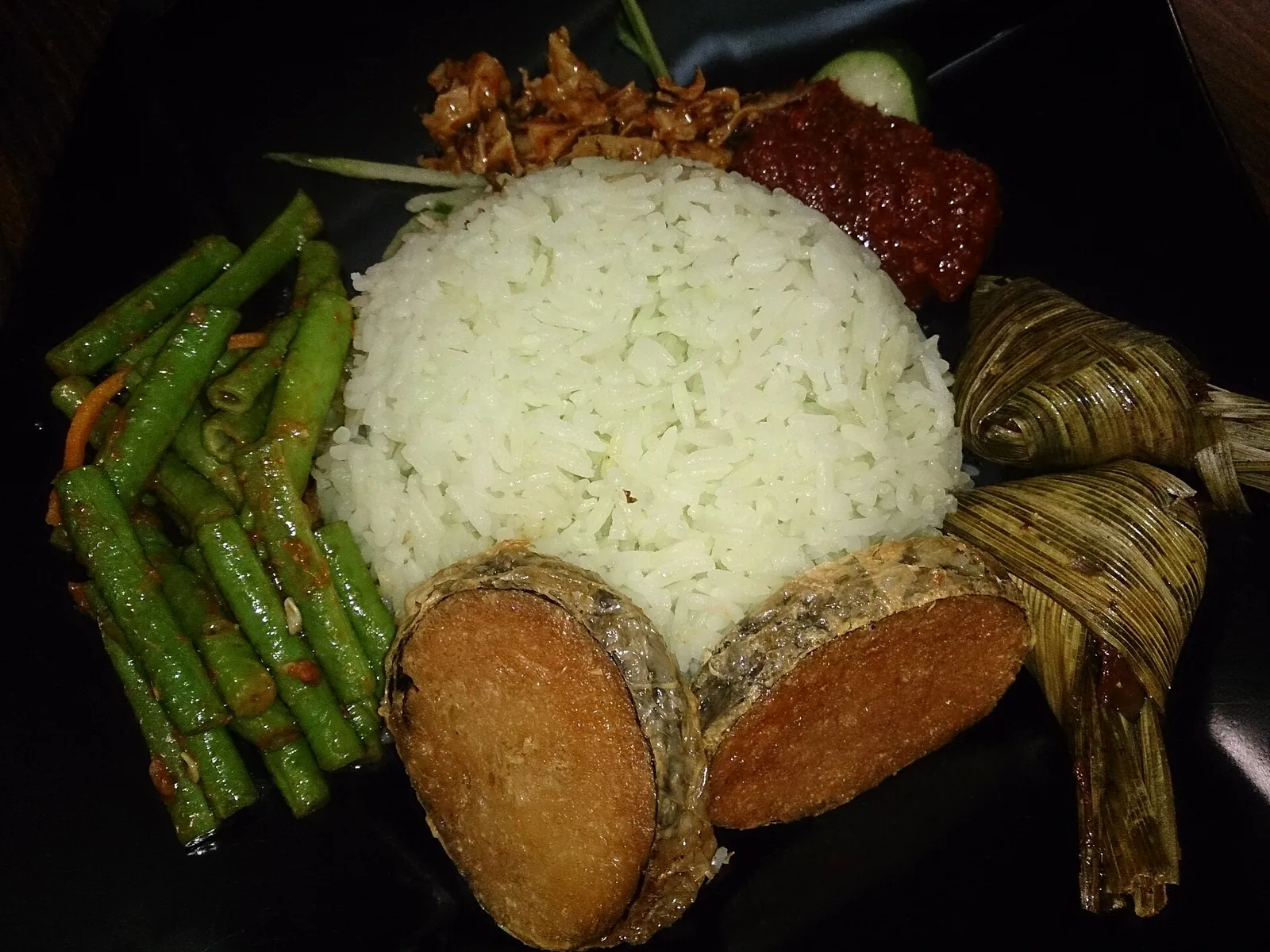 Vegetariánský talíř nasi lemak s rýží, zeleninou a rybí náhradou