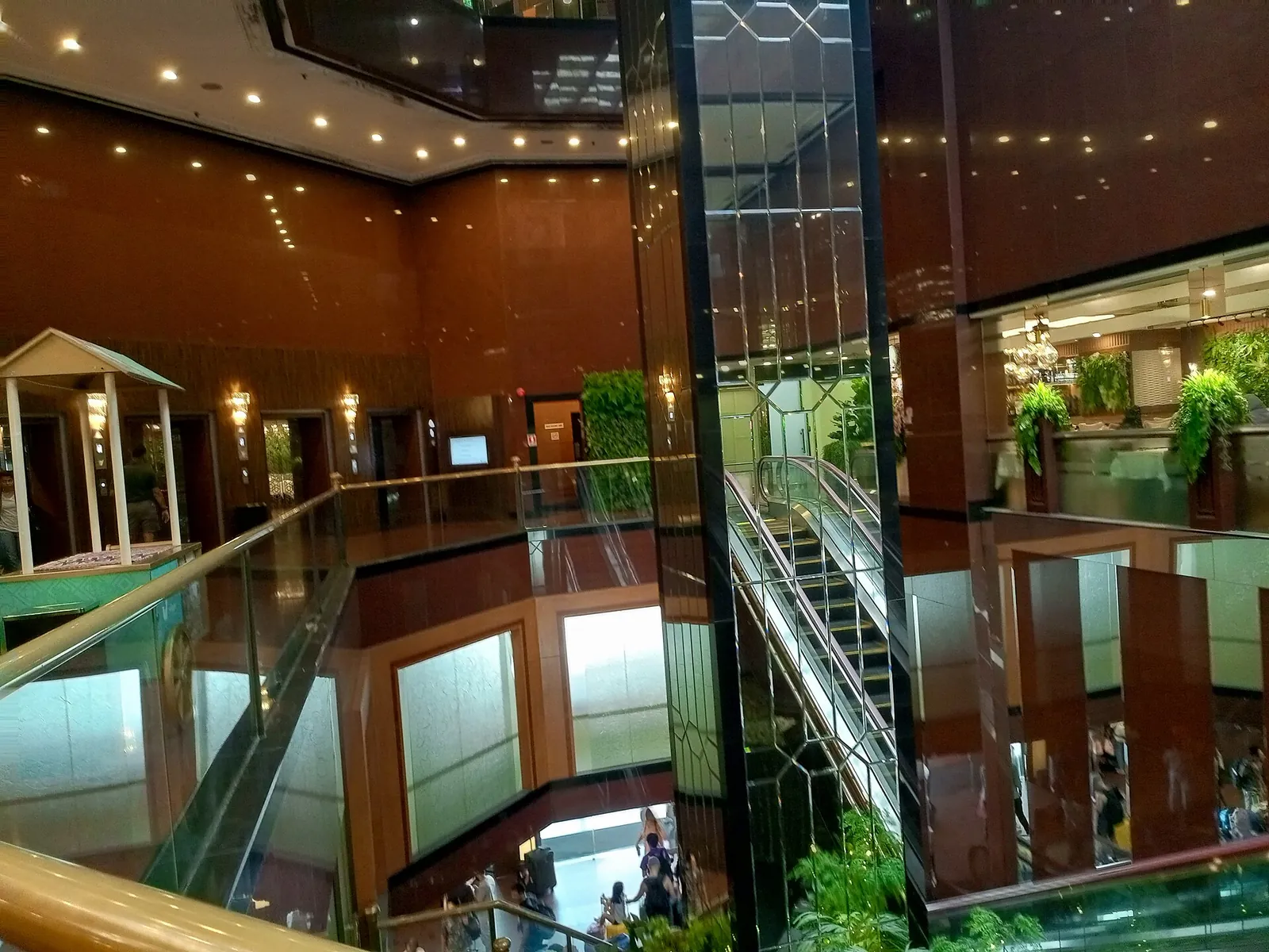 Escaleras mecánicas y espacio interior abierto en un hotel de Bugis, Singapur