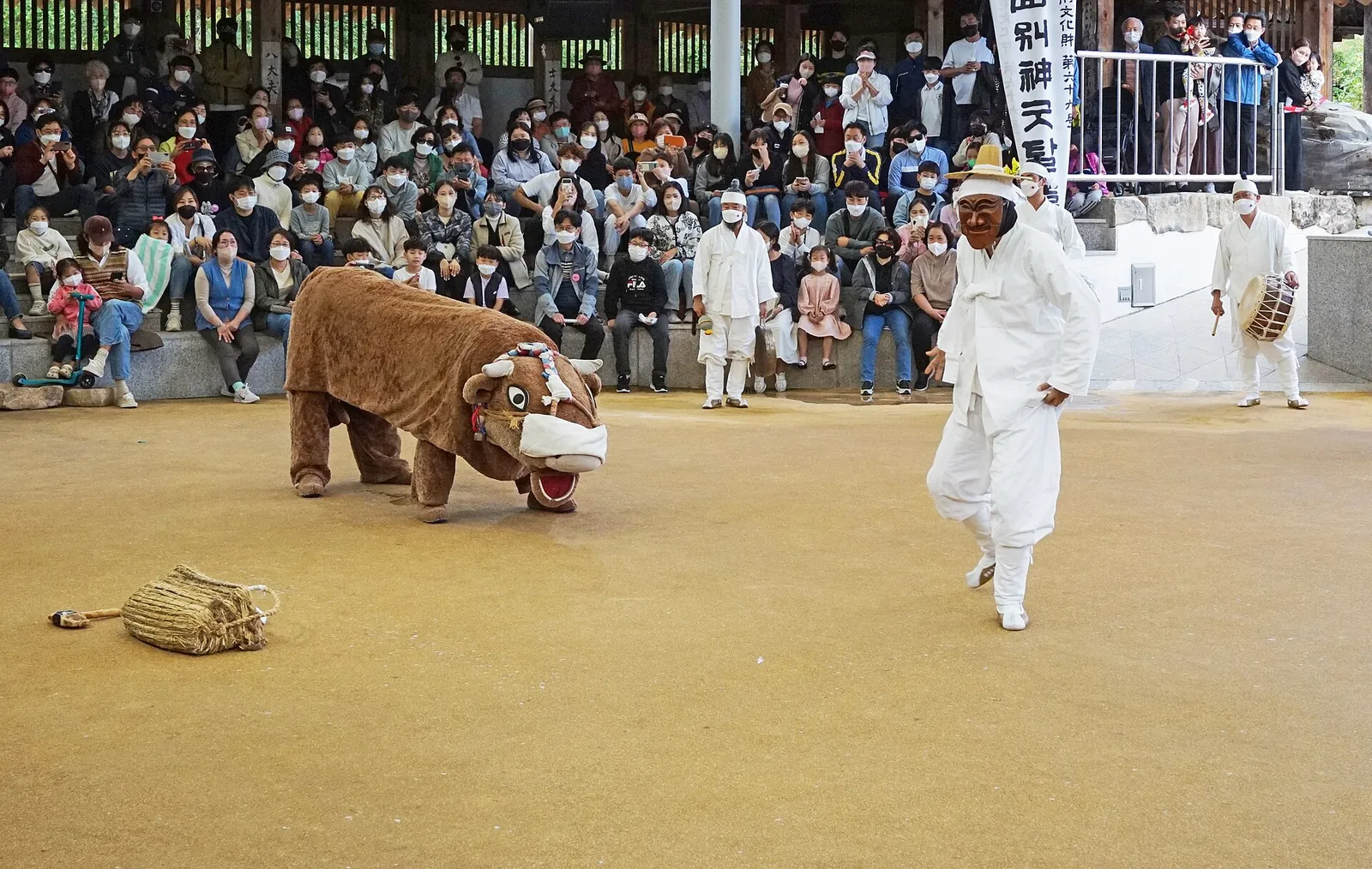 Mask-dance performers in front of an audience at a Hahoe Byeolsingut Tallori performance