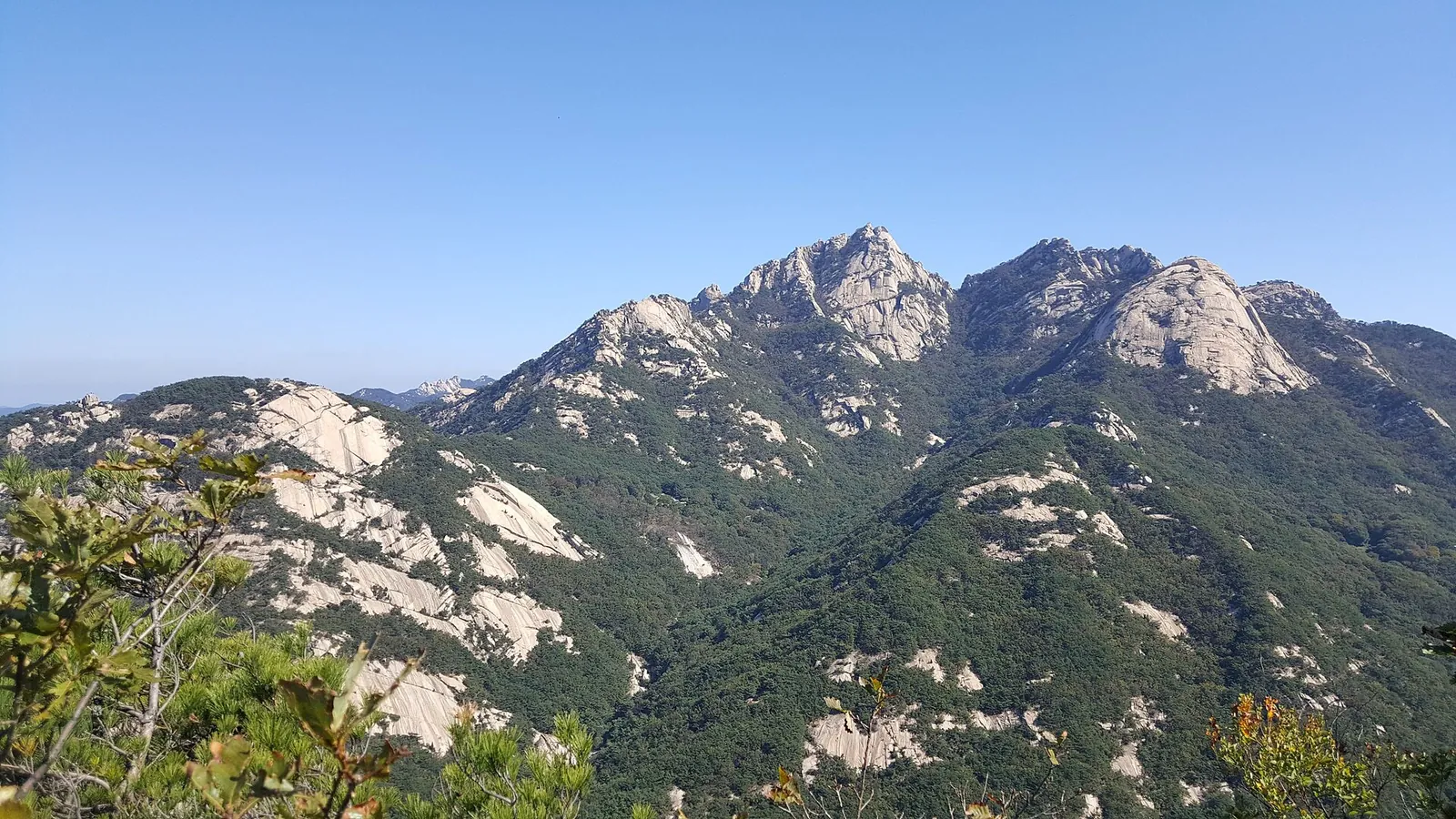Panorama of Insubong, Baegundae and Mangyeongdae, the three granite peaks of Bukhansan