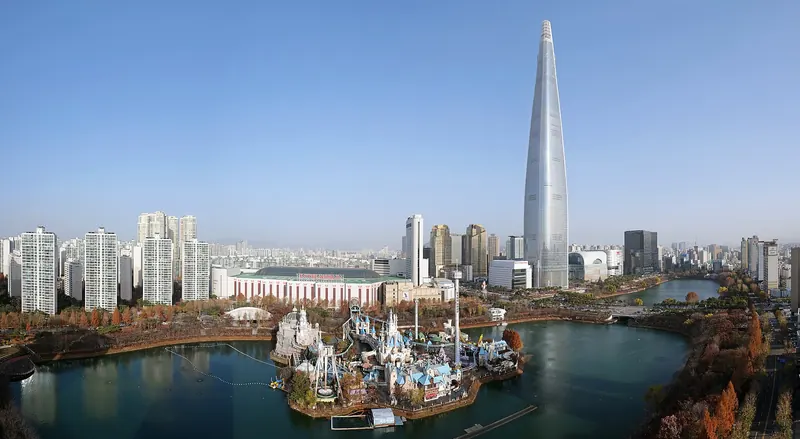 Lotte World Tower rising behind Seokchon Lake and the Magic Island theme park in Jamsil, Seoul