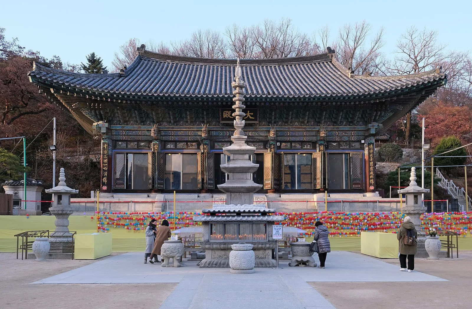 Daewoongjeon main hall of Bongeunsa temple with a stone pagoda and lanterns in front