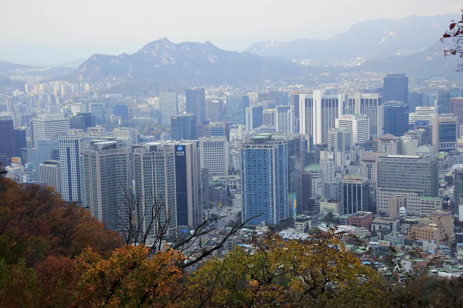 Le centre de Séoul vu depuis le parc Namsan un après-midi d'automne