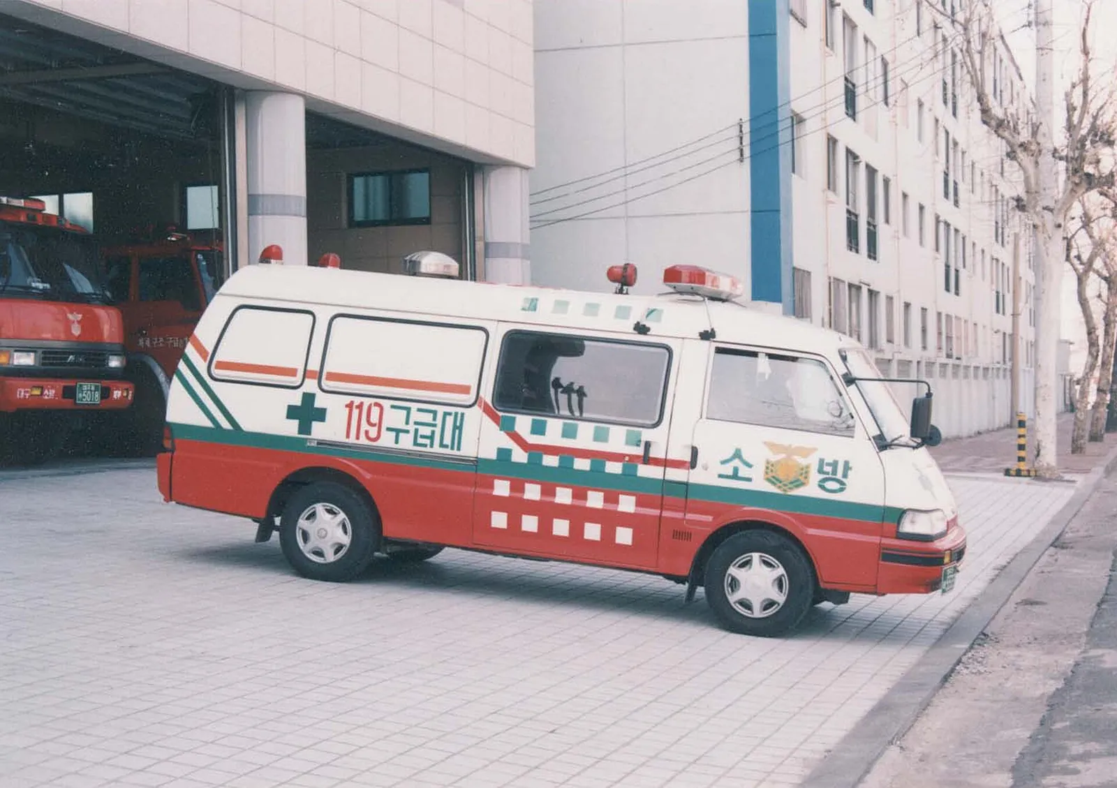 Une ambulance du 119 garée devant une caserne de pompiers à Séoul