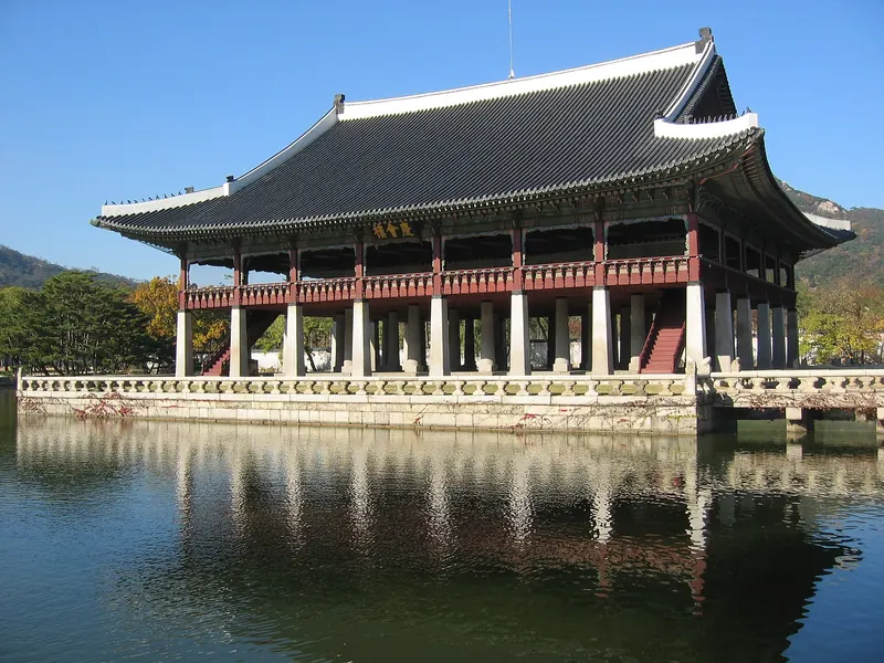 Pavilon Gyeonghoeru v paláci Gyeongbokgung se odráží v jezírku pod modrou oblohou