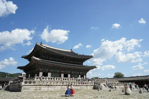 Tronsalen Geunjeongjeon i Gyeongbokgung-paladset i Seoul under en blå himmel