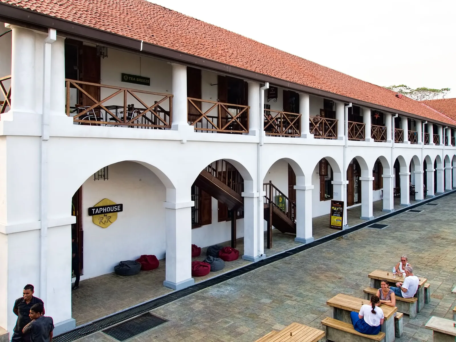 La lunga corte bianca con portici del Dutch Hospital nel Colombo Fort, con il tetto di tegole rosse