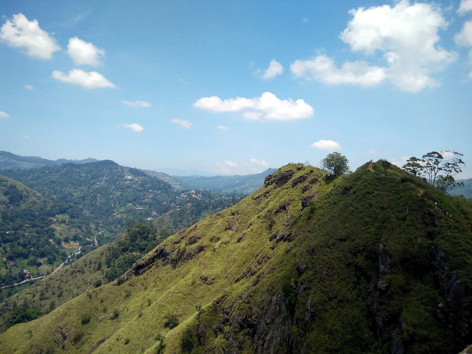Cresta verde de Little Adam's Peak sobre las colinas de alrededor de Ella, bajo un cielo azul