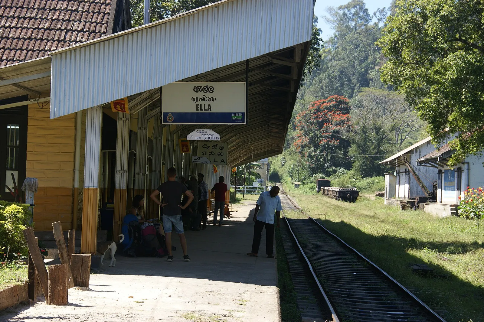 Andén y edificio de la estación de ferrocarril de Ella, con una vía al lado
