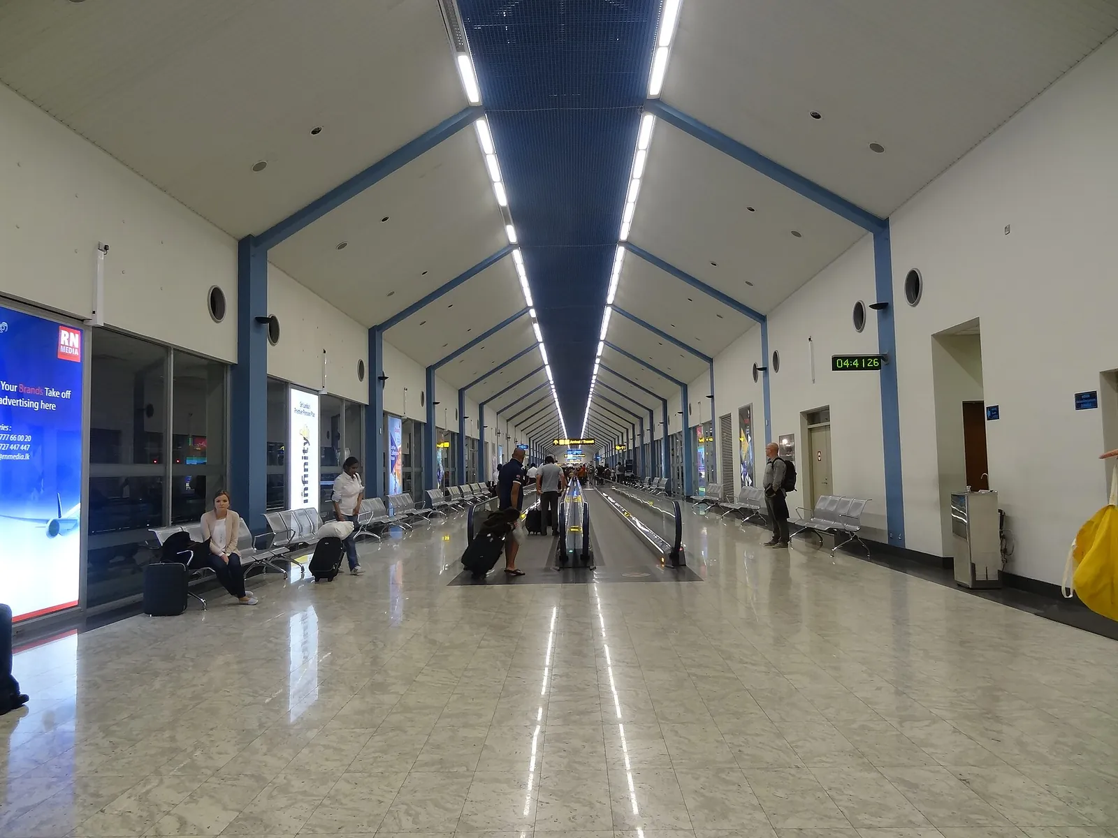 El largo y luminoso vestíbulo de pasajeros del aeropuerto internacional Bandaranaike