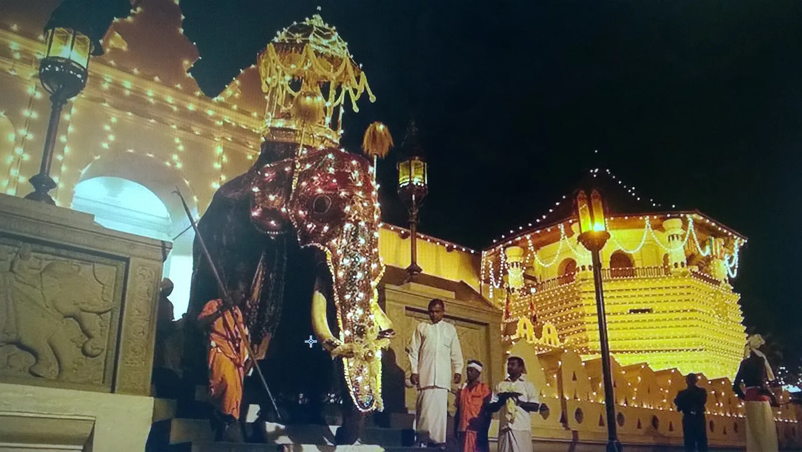 Slon a procesí před osvětleným chrámem Buddhova zubu v Kandy