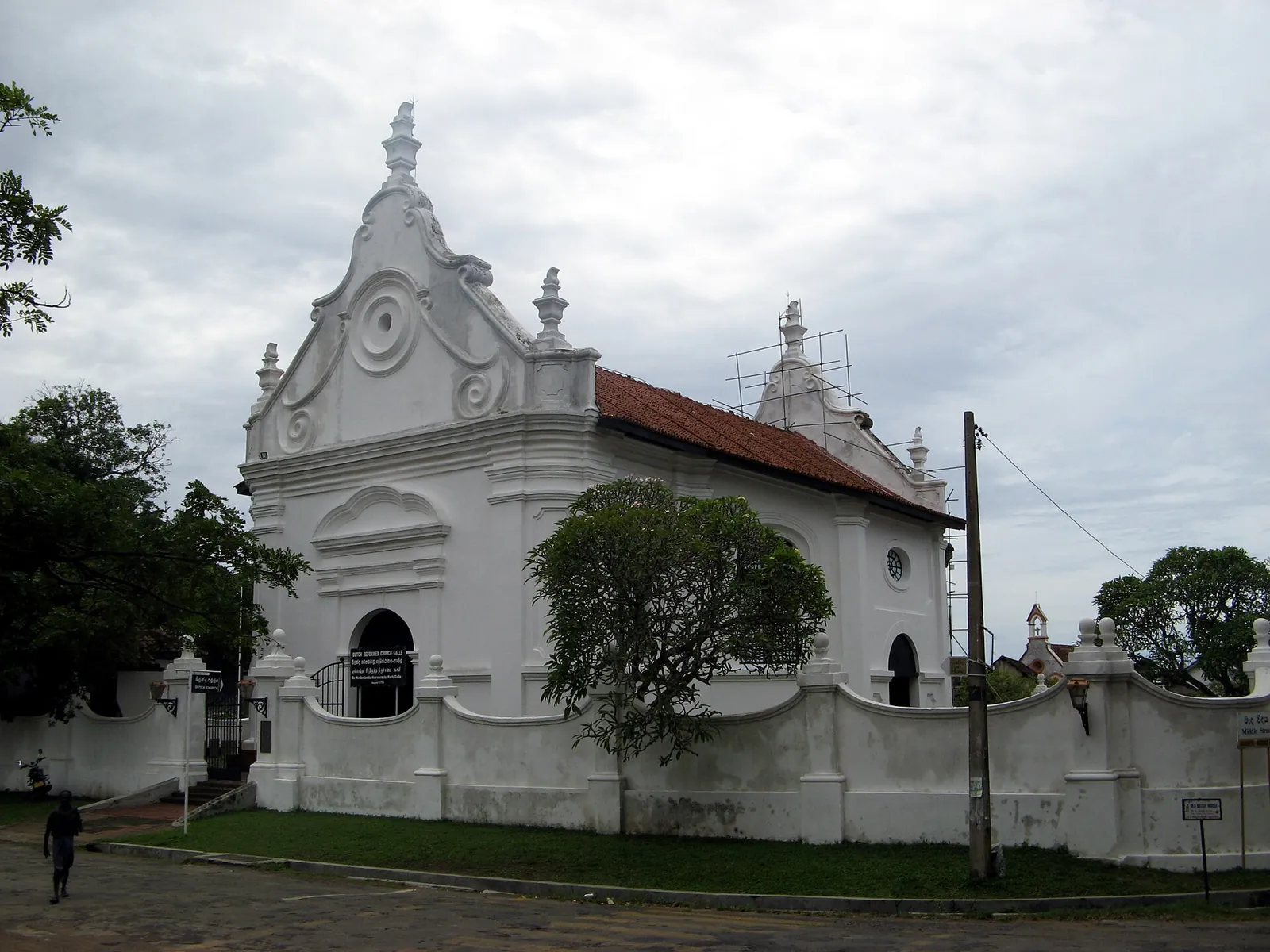 A Groote Kerk fehér, oromzatos homlokzata, a holland templom a Galle Fort belsejében