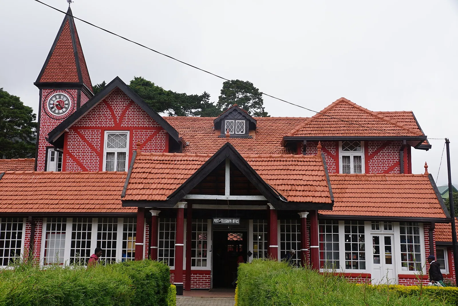 Poczta w Nuwara Eliya z czerwonym dachem i wieżą zegarową