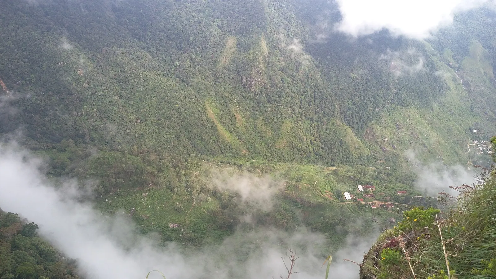 Chmura sunąca pod klifami World's End na Horton Plains