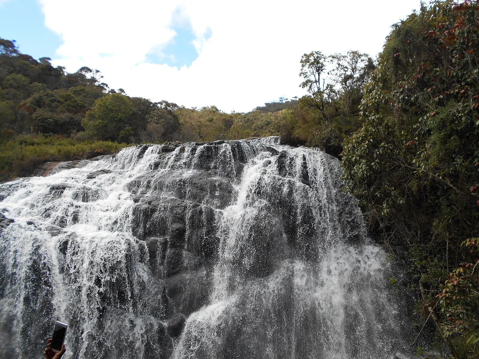 Wodospad w Parku Narodowym Horton Plains z lasem po obu stronach