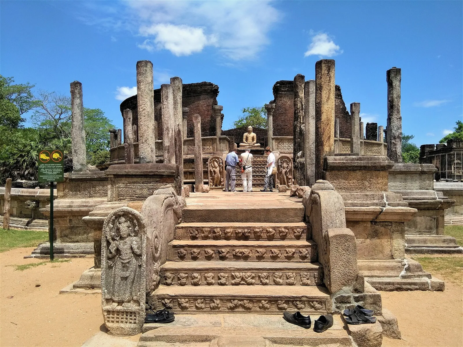 Escalones de piedra con piedras guardianas talladas que suben al Vatadage, un santuario-estupa circular en el Cuadrángulo de Polonnaruwa