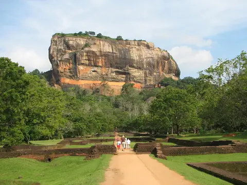 Sigiriya-klippen, der rejser sig over de forfaldne haver og en sandsti
