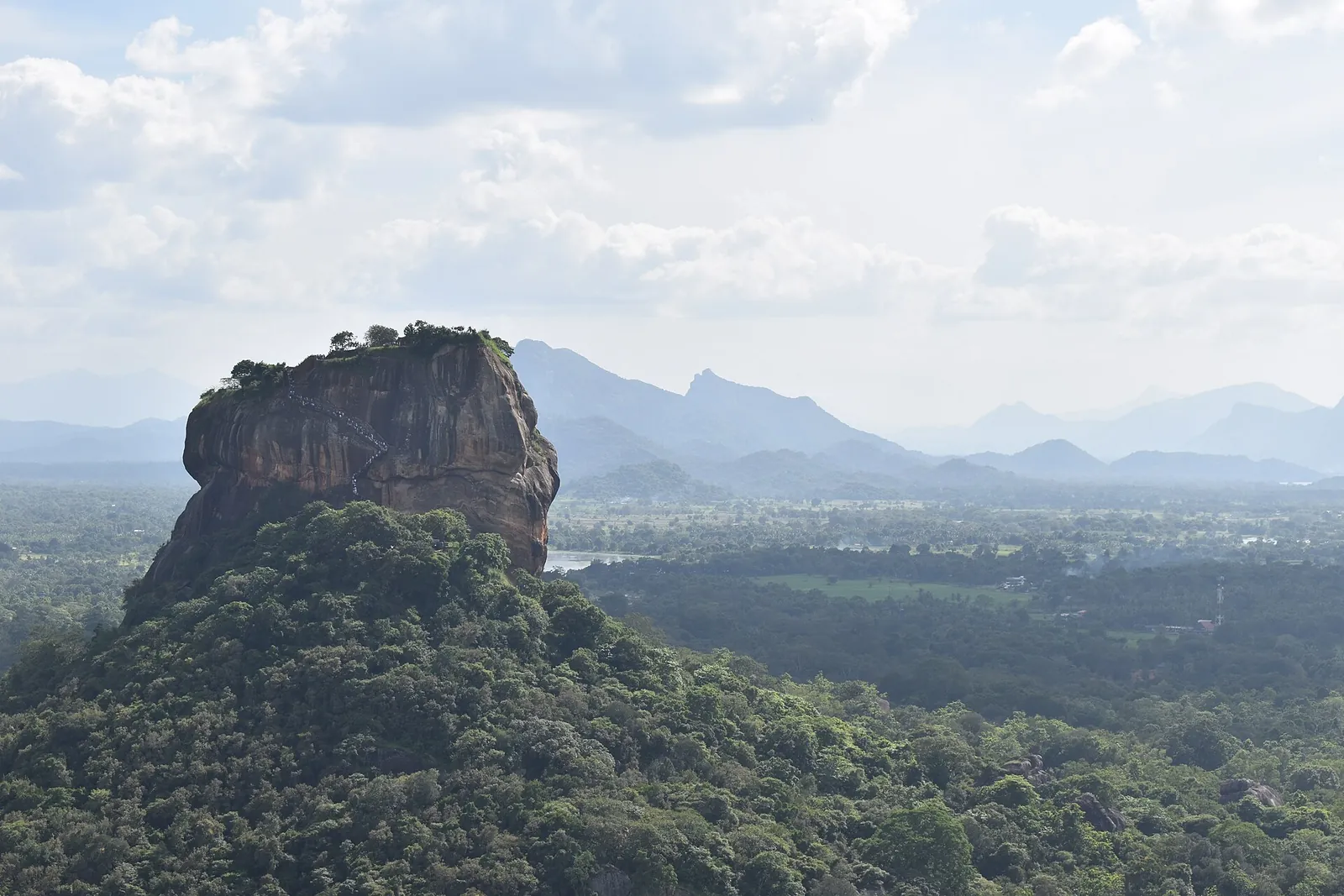 Skála Sigiriya při pohledu z Pidurangaly přes les a vzdálené kopce