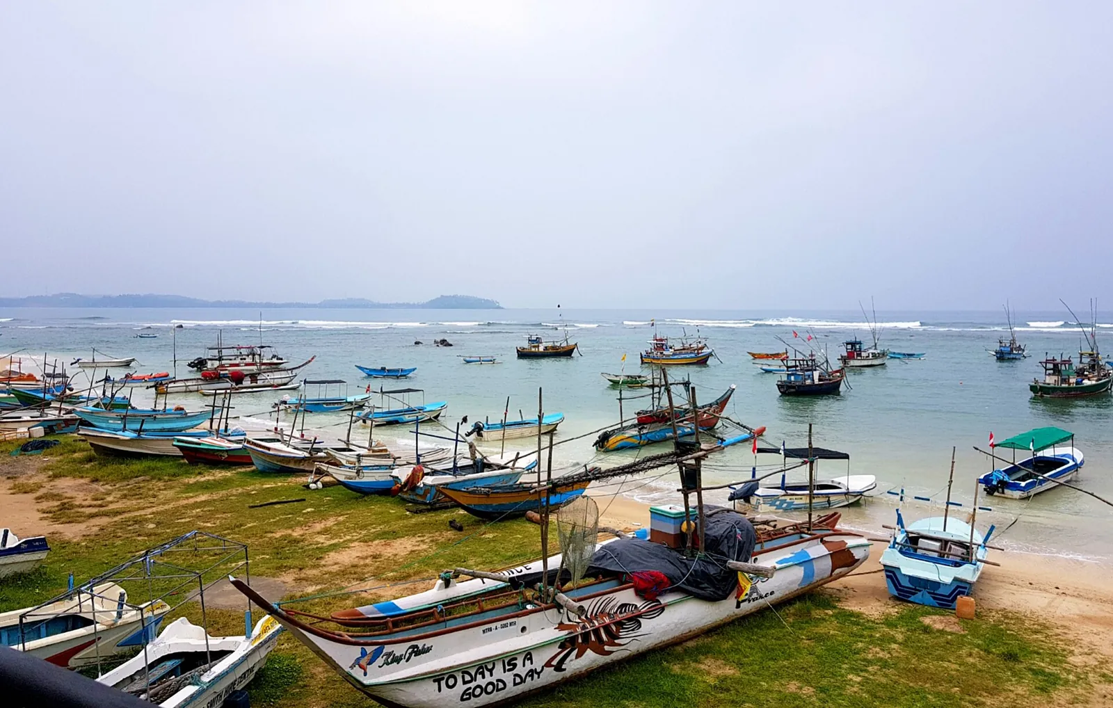 Barcas de pesca varadas en la playa de Weligama en un día de bruma