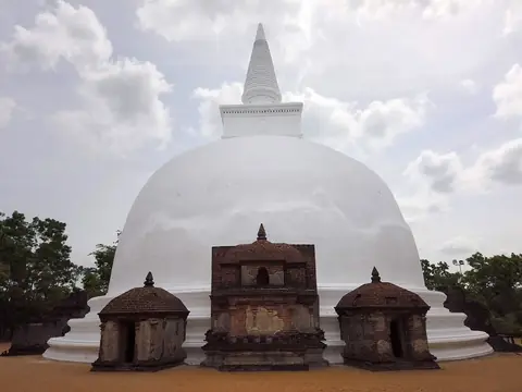 Die weiße Kiri-Vehera-Stupa in Polonnaruwa unter blauem Himmel
