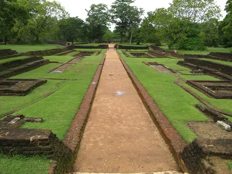 Der gerade Weg durch die Wassergärten am Fuß von Sigiriya