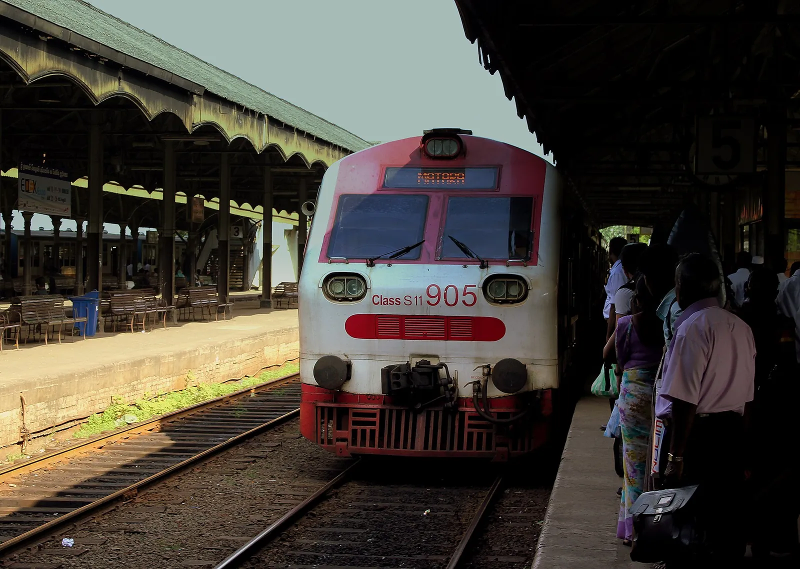 Et tog af Sri Lanka Railways, klasse S11, på Colombo Fort station på vej mod Galle og Matara