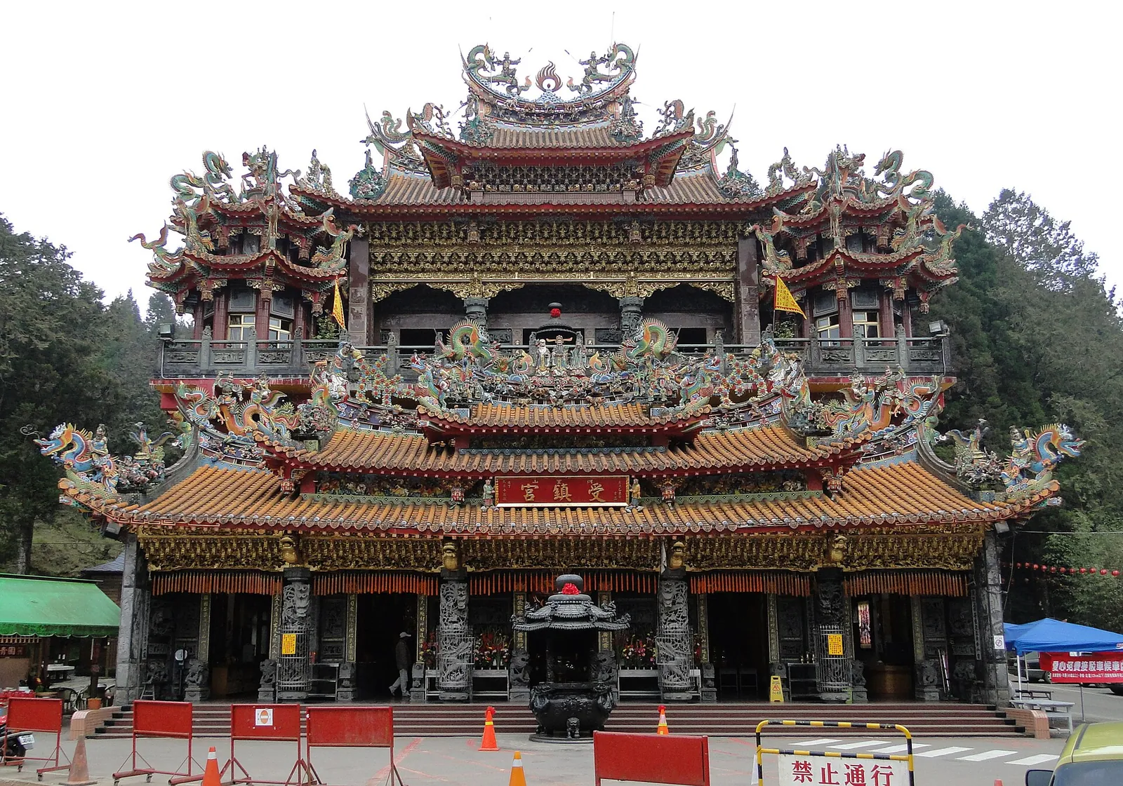 Verzierte Vorderseite des Shouzhen-Tempels in Alishan