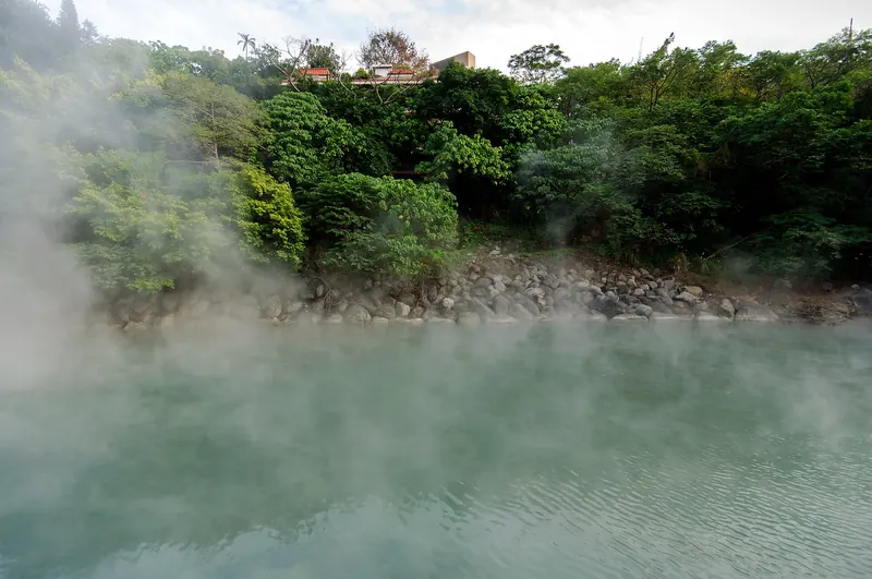 Vapor sobre a água turquesa de Thermal Valley, em Beitou