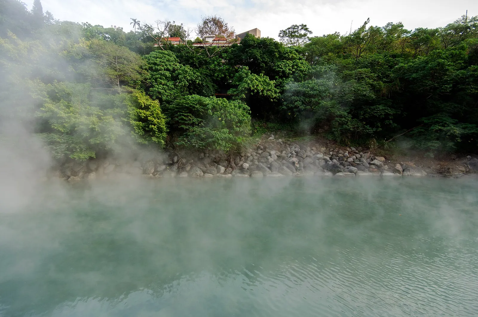 Vapor sobre el agua turquesa de Thermal Valley en Beitou